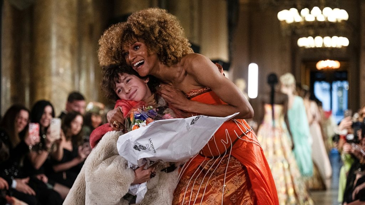 Max Alexander, a 9 anni il piccolo stilista americano conquista la Fashion Week di Parigi: chi è il bambino prodigio della moda