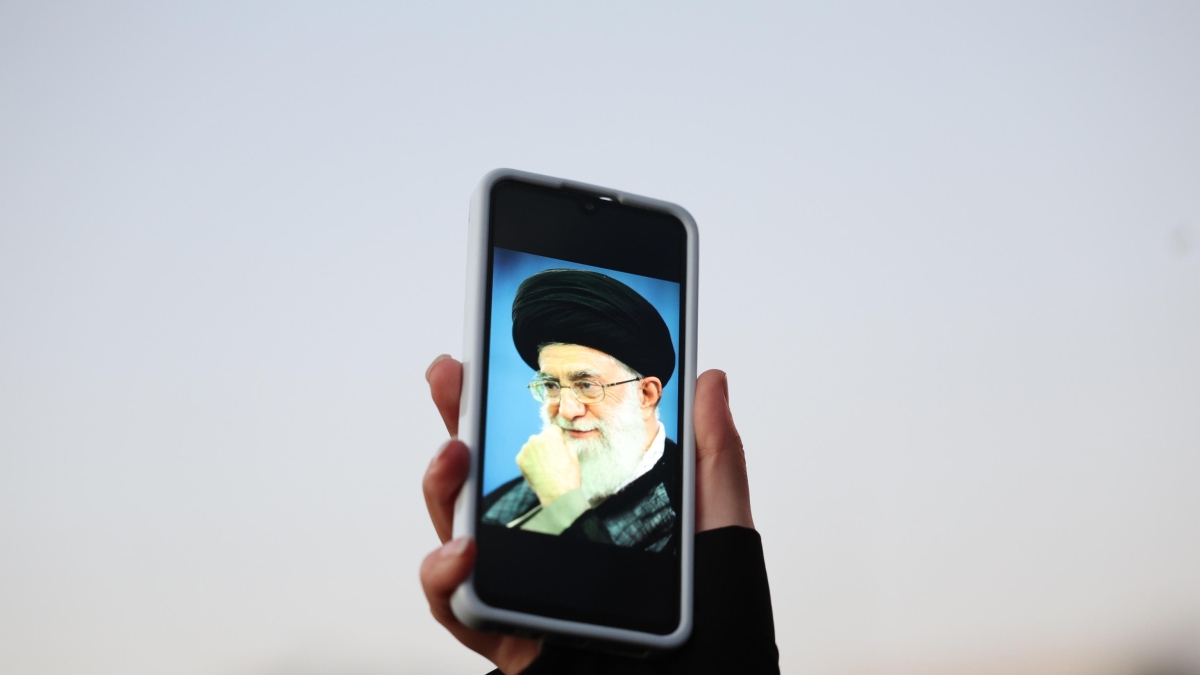 Quei segnali misteriosi lanciati via radio, l'attività anomala e i raid in Iran. Cosa e chi c'è dietro i codici numerici diretti verso Teheran?