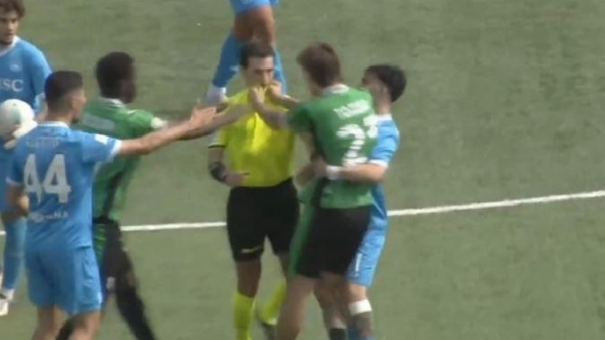Napoli-Sassuolo Primavera, il neroverde Tomsa aggredisce l'arbitro dopo essere stato espulso. La nota del club: «Inaccettabile, in arrivo seri provvedimenti»
