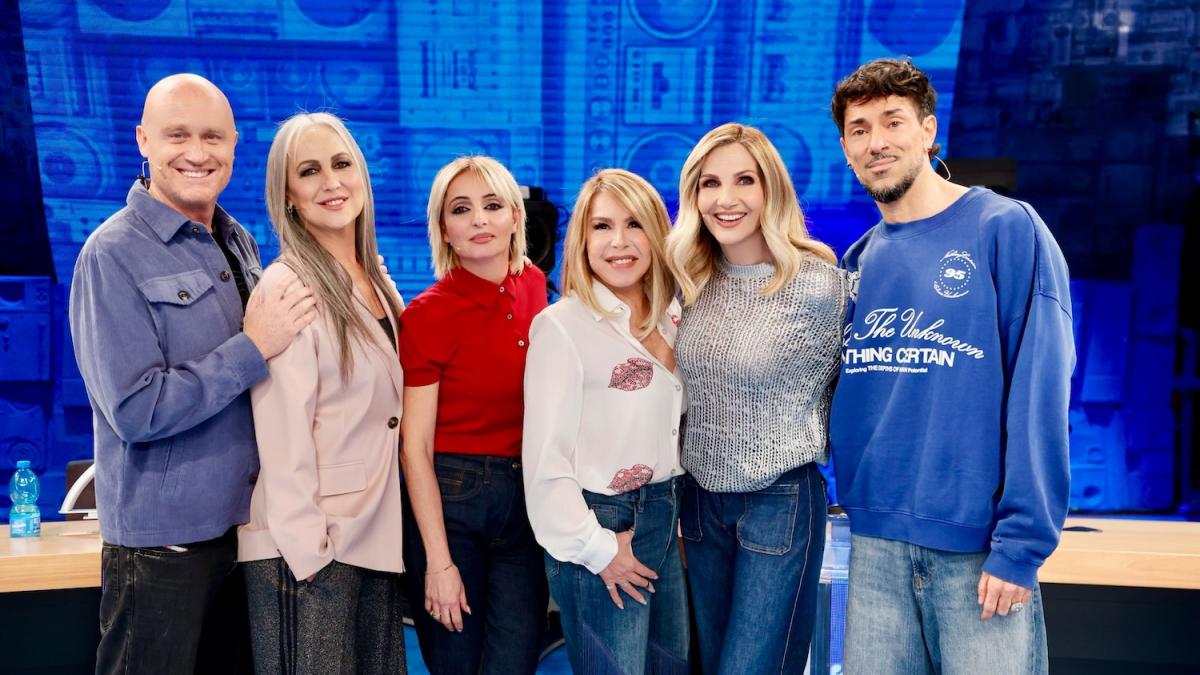 Amici di Maria De Filippi 8 marzo 2026: ospiti, esami e maglie