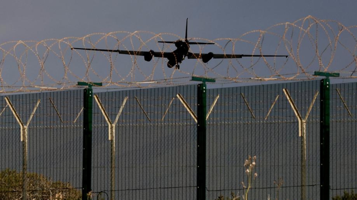 L’Europa in aiuto di Cipro sotto tiro: basi, spionaggio, alleanze (e affari)