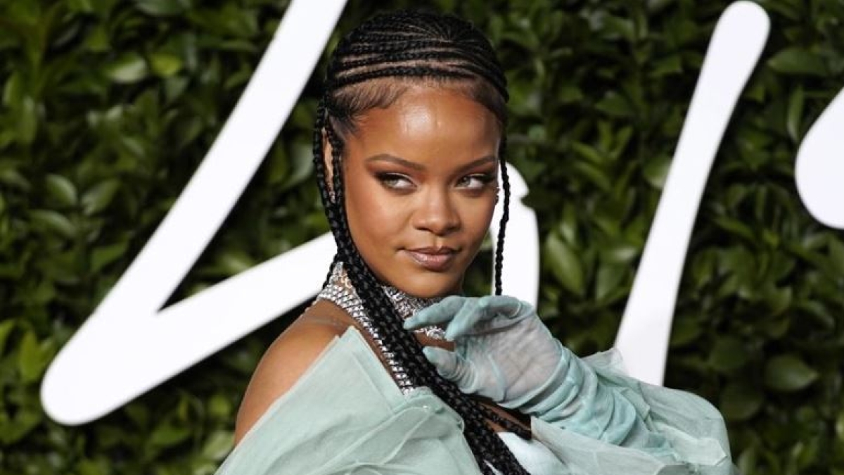Spari contro la villa di Rihanna a Beverly Hills: la cantante è illesa, arrestata una donna