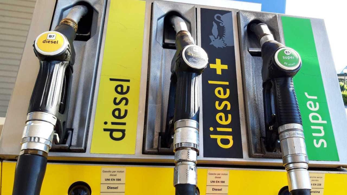 Perché il diesel aumenta più della benzina: i quattro fattori dietro il rincaro del gasolio