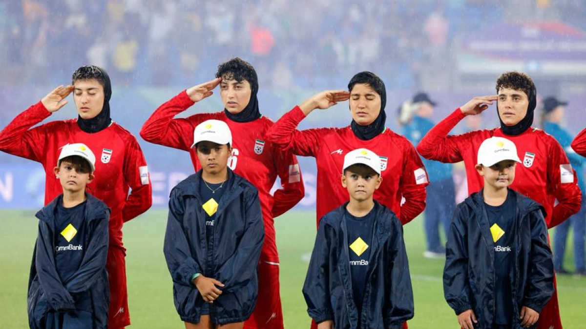 Australia, le calciatrici iraniane della nazionale in silenzio durante l’inno. «Sono minacciate, salvatele»