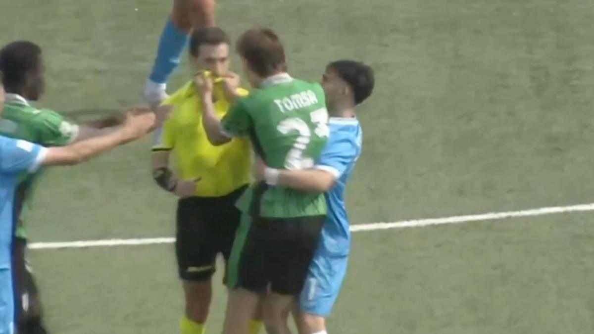 Sassuolo Primavera, maxi squalifica per Tomsa dopo l'aggressione all'arbitro