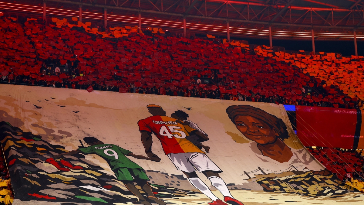 Osimhen in lacrime prima di Galatasaray-Liverpool: la coreografia dei tifosi per sua madre