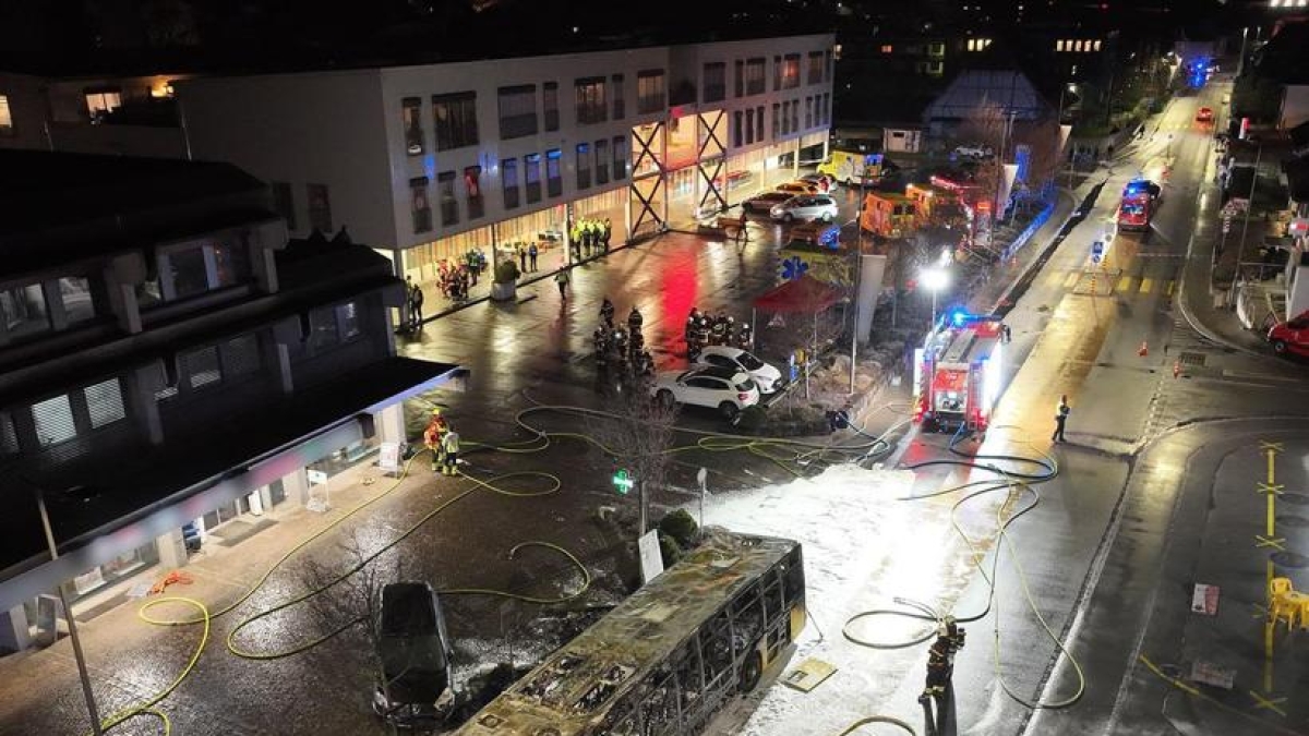Cosa è successo sul bus andato a fuoco in Svizzera: «Un passeggero si è versato benzina addosso e si è dato fuoco»