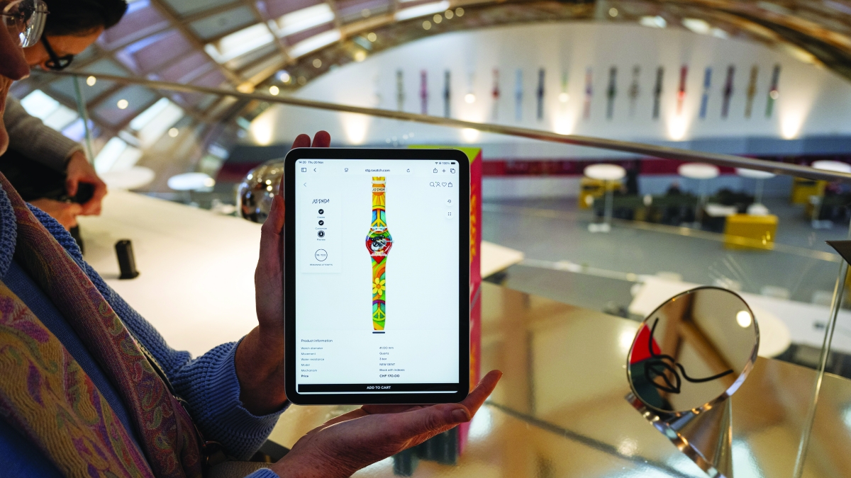 AI-Dada, come avere uno Swatch ma unico al mondo: bastano le «tue» parole chiave e due minuti (di intelligenza artificiale)