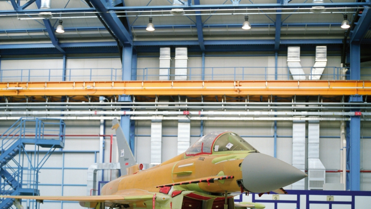 Torino e il «grande affare» della guerra: Leonardo assume 800 persone. «Qui nasce il jet da caccia del futuro»