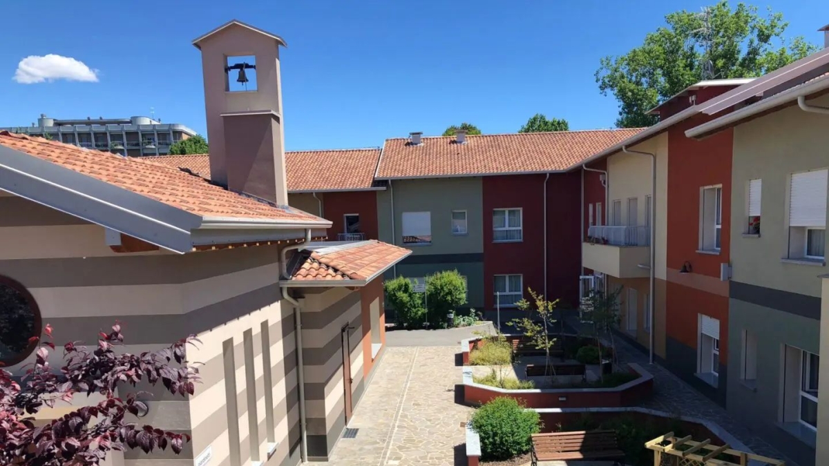 Paese Ritrovato, il villaggio delle persone con Alzheimer e demenza: una mostra fotografica lo racconta