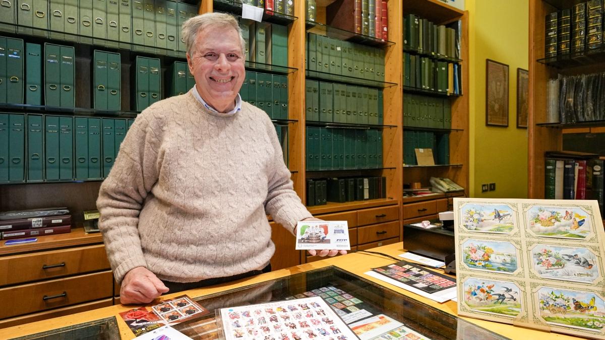 Sanguinetti, chiude l'ultimo negozio di francobolli di Milano: «Mia figlia non è interessata. Dopo 120 anni di storia, andiamo in Grecia»