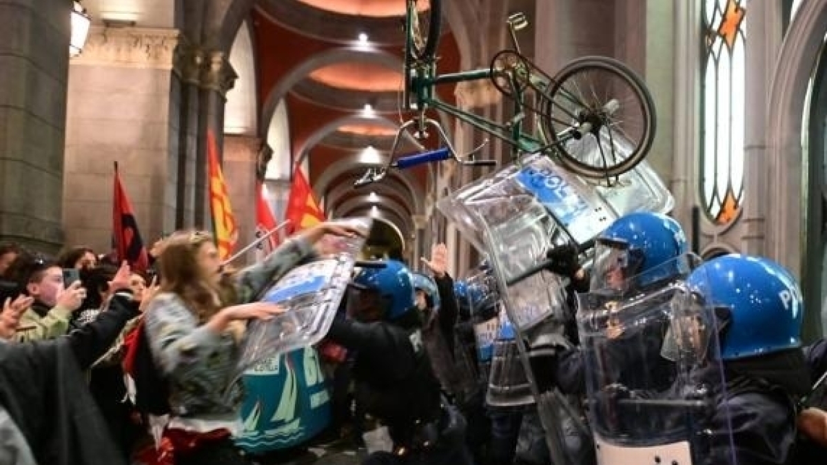I pro Pal a Torino per la manifestazione. Il corteo passerà vicino alla Prefettura