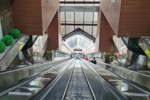 La Cina inaugura la scala mobile urbana più lunga del mondo: è alta come un grattacielo di 80 piani e raggiunge la cima di una città montana
