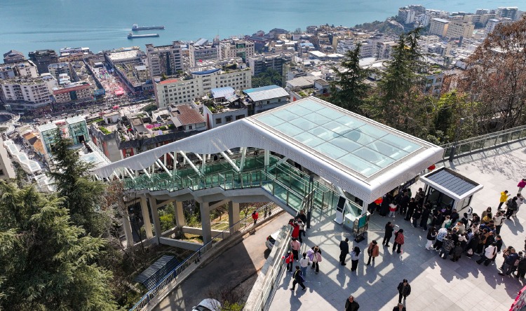 La Cina inaugura la scala mobile urbana più lunga del mondo: è alta come un grattacielo di 80 piani e raggiunge la cima di una città montana