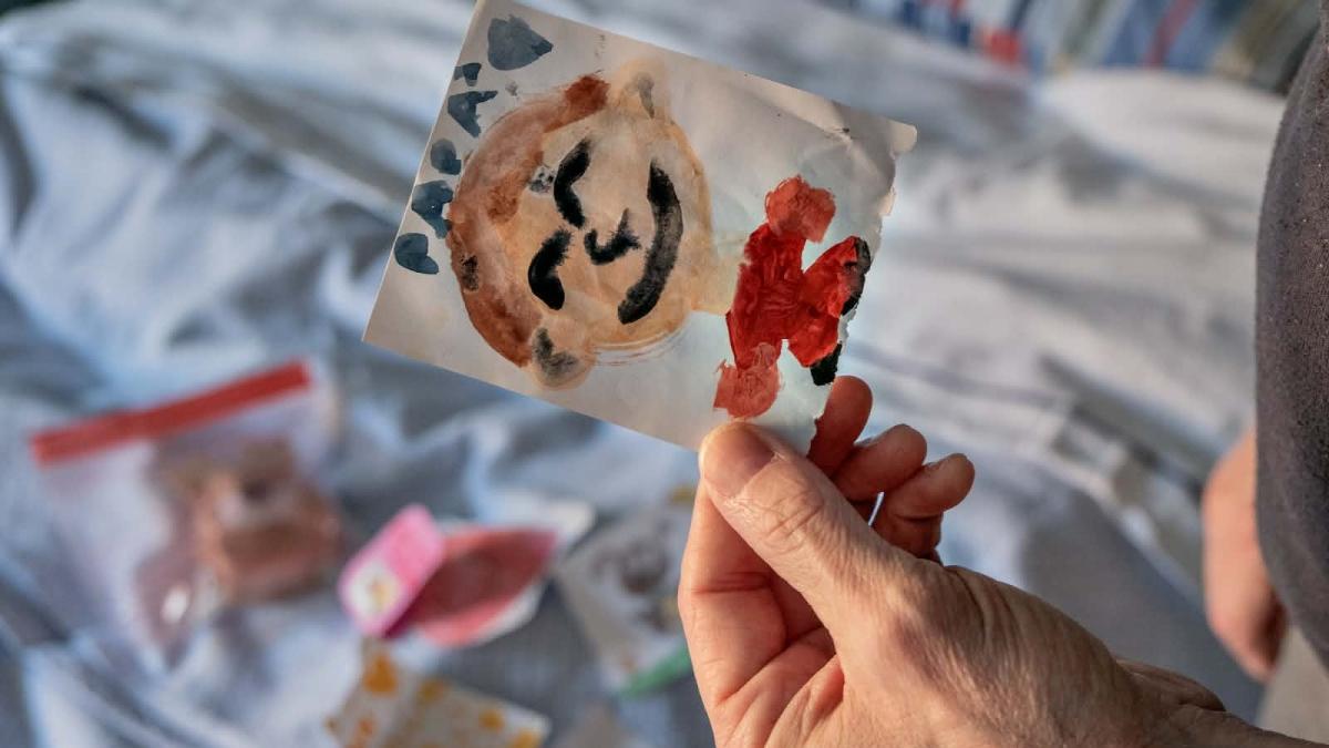 «Tracce di vita»: Pavia, è un successo la mostra fotografica del medico neurologo che assiste i pazienti negli ultimi giorni