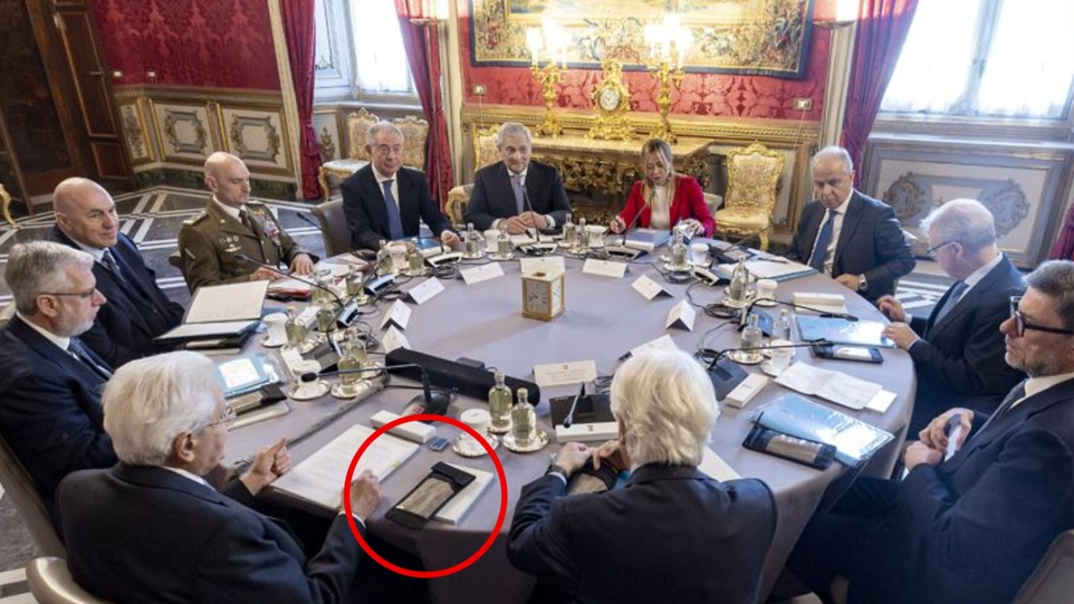 Quelle custodie per cellulari sul tavolo del Consiglio Supremo di Difesa: che cosa sono e a che cosa servono