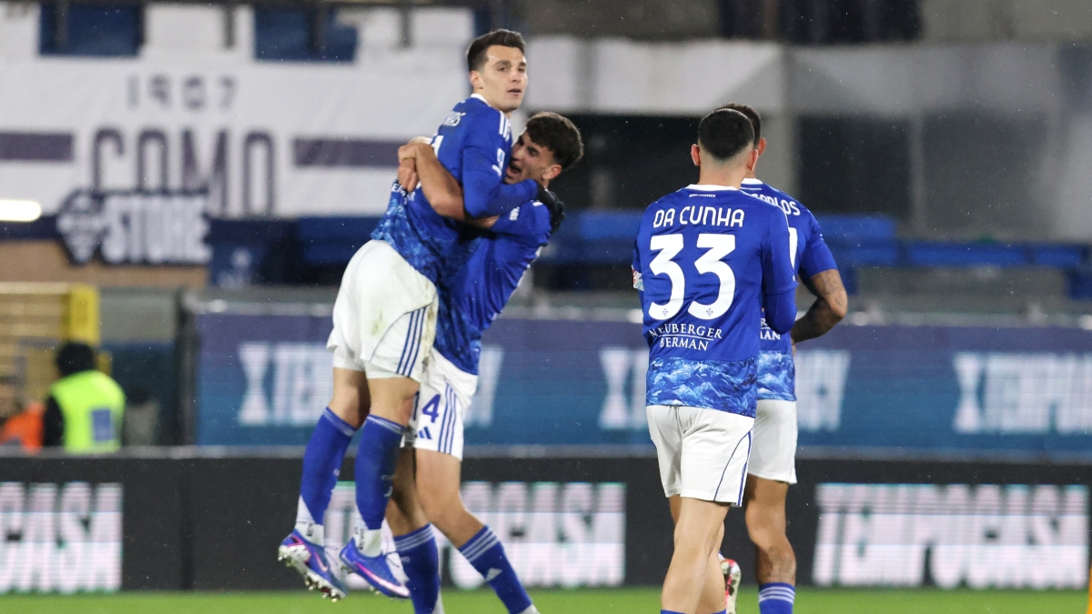 Como-Roma risultato 2-1: Douvikas e Diego Carlos ribaltano il rigore di Malen, a Fabregas lo spareggio champions