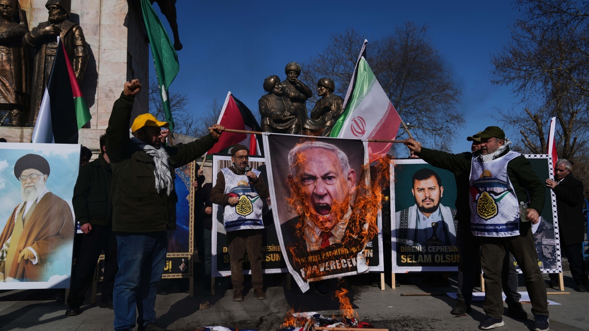 I pasdaran minacciano Netanyahu, lui li sbeffeggia. Trump: «Se Mojtaba Khamenei è vivo si arrenda»