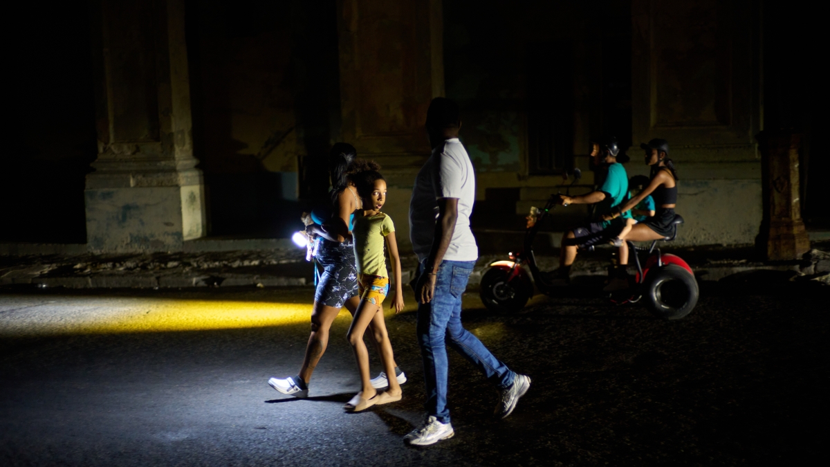 Cuba è precipitata nel buio: i blackout catturati dalle immagini satellitari. Manca l'acqua potabile, la spazzatura inonda le strade