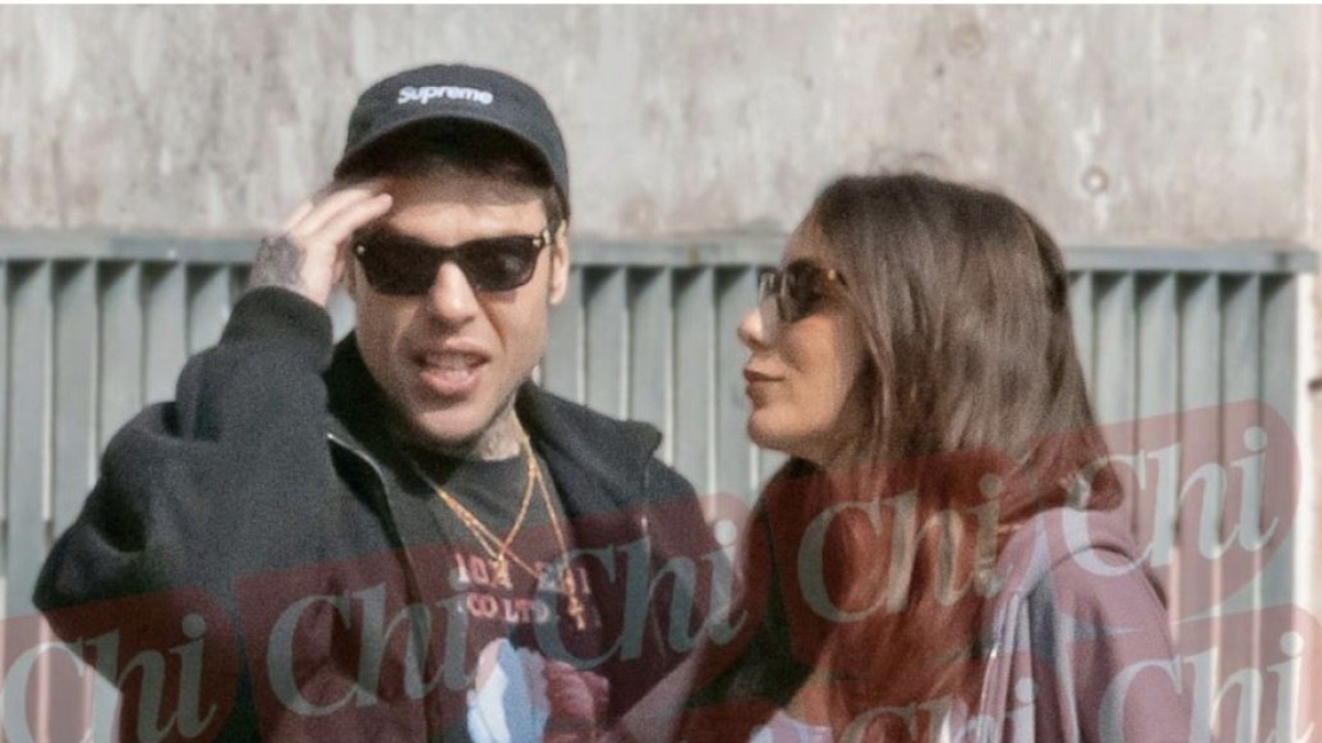 Fedez e la compagna Giulia Honegger aspettano un figlio. Lei fotografata su «Chi» con il pancino scoperto