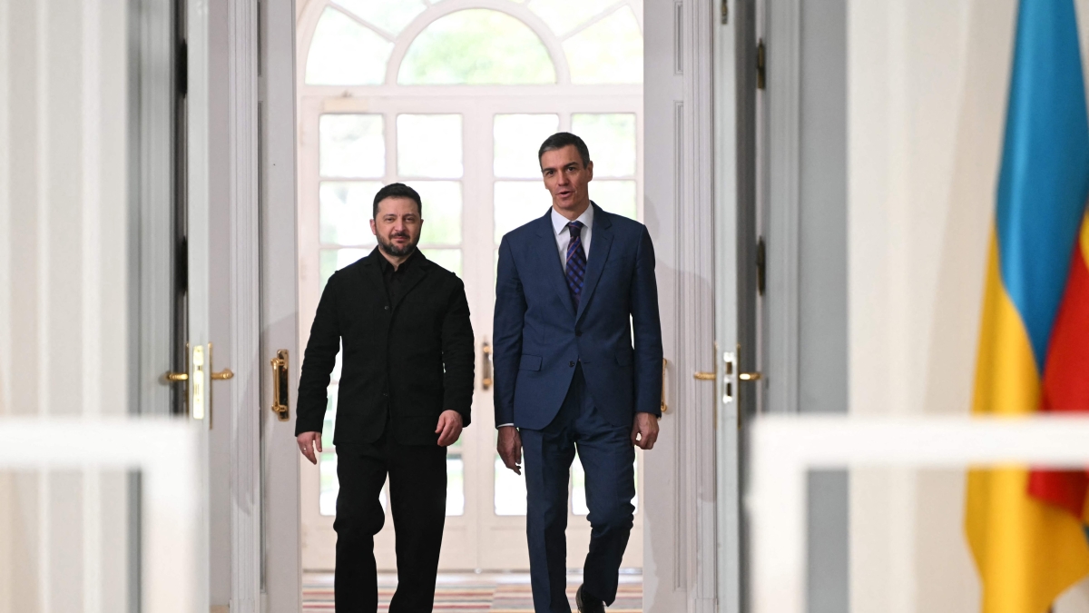 Ucraina - Russia, le notizie sulla guerra in diretta | Zelensky in visita a Madrid, Sanchez: «Un miliardo di aiuti militari a Kiev per il 2026». Vance in Ungheria per sostenere Orban