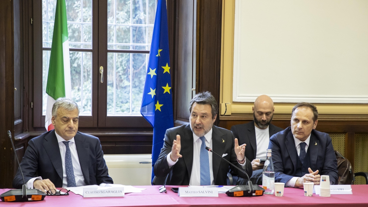 Carburanti, Salvini: «Tetto al diesel sotto 1,90 euro, ci sarà intervento sulle accise». Il tavolo con i petrolieri per tentare di ridurre i prezzi