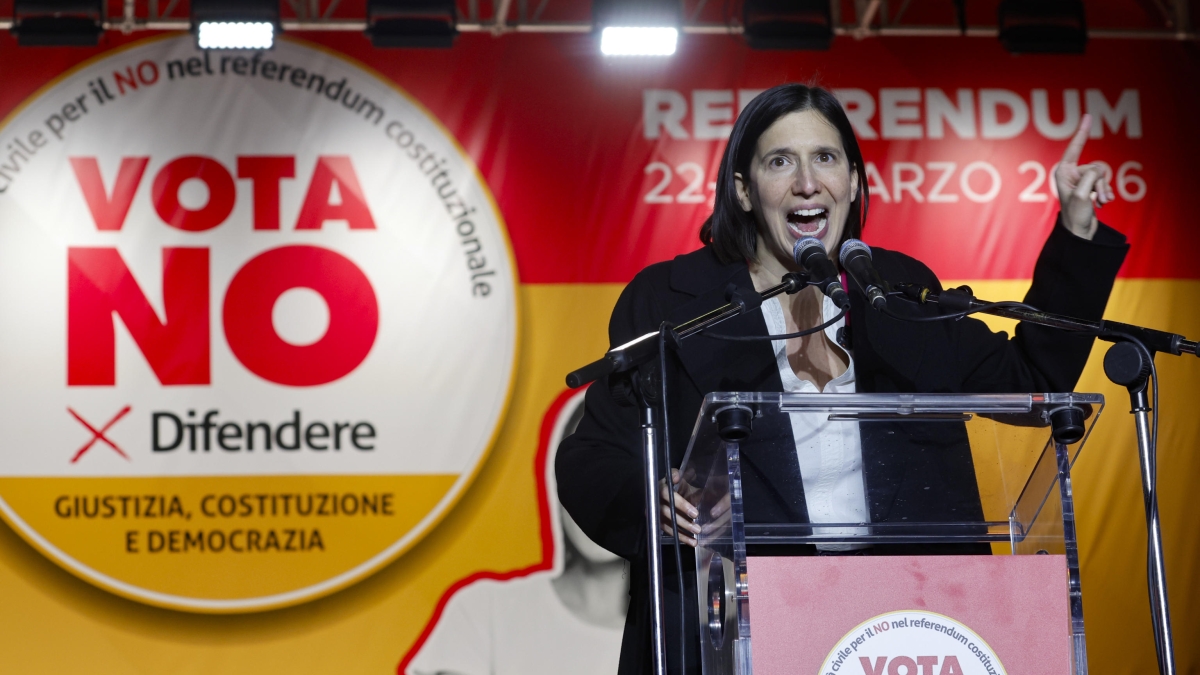 Referendum, il campo largo in piazza per il No. Abbraccio tra Conte e Schlein: «È la riforma dell'ingiustizia»