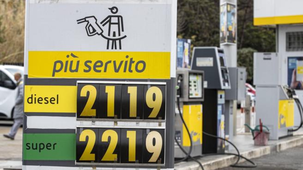 Carburanti, gasolio oltre 2,7 euro al litro anche sulla rete ordinaria: Prato, Cuneo e Milano le città più care