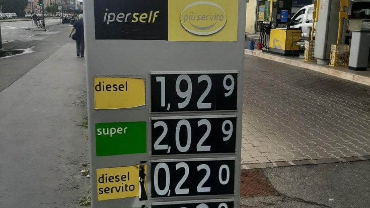 Taglio delle accise sui carburanti, prezzi di benzina e diesel: quanto si risparmia davvero?