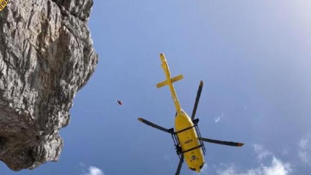 Alpinista italiano muore per una frana sul massiccio del Monte Bianco, in Alta Savoia. Un altro è gravemente ferito