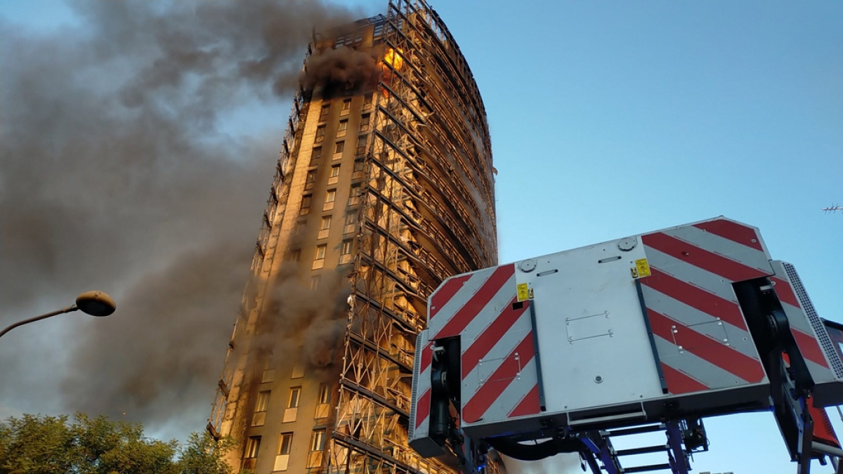 Milano, incendio Torre dei Moro: nove condanne per i pannelli-torcia, tre anni ai produttori spagnoli