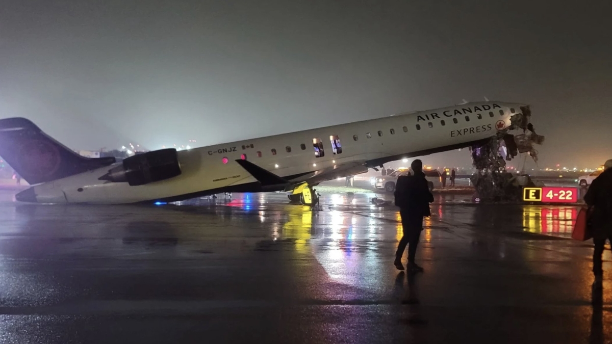 Incidente all’aeroporto LaGuardia di New York: aereo contro mezzo dei vigili del fuoco. «Due morti, scalo chiuso»