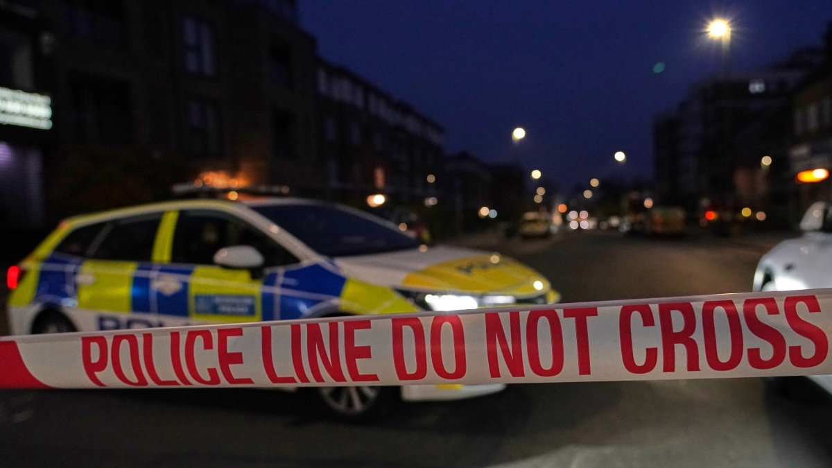 Londra, incendiate quattro ambulanze della comunità ebraica. Il premier Starmer: «Scioccante attacco antisemita»