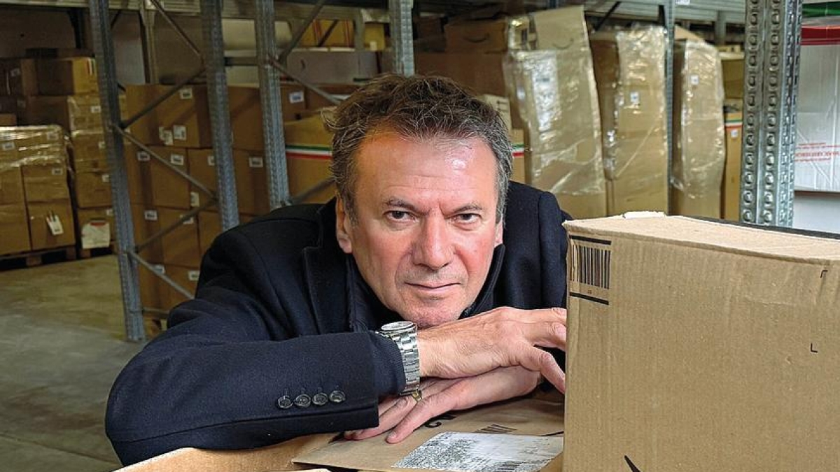 Roberto Zaltieri: «Compro a peso i pacchi di Amazon, li rivendo a 4 euro al chilo senza aprirli. In un anno fatturo quasi 10 milioni. Il miglior cliente? Il Baffo da Crema»