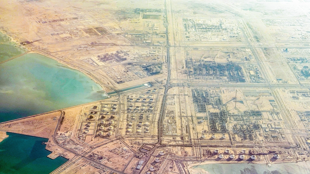 Dal Qatar arriva il 10% del metano: la dipendenza italiana, il ricatto Usa e la missione di Meloni ad Algeri
