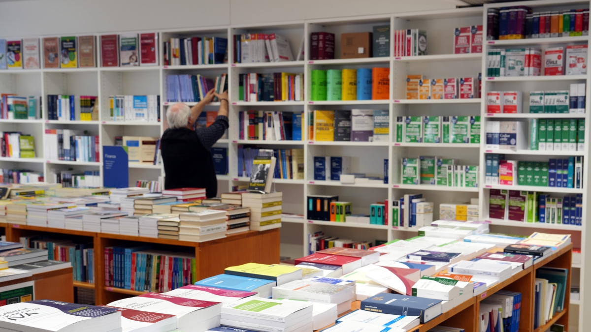 Milano, Hoepli in liquidazione: Mondadori presenta un’offerta per acquisire l’editoria scolastica ma il dossier si riscalda
