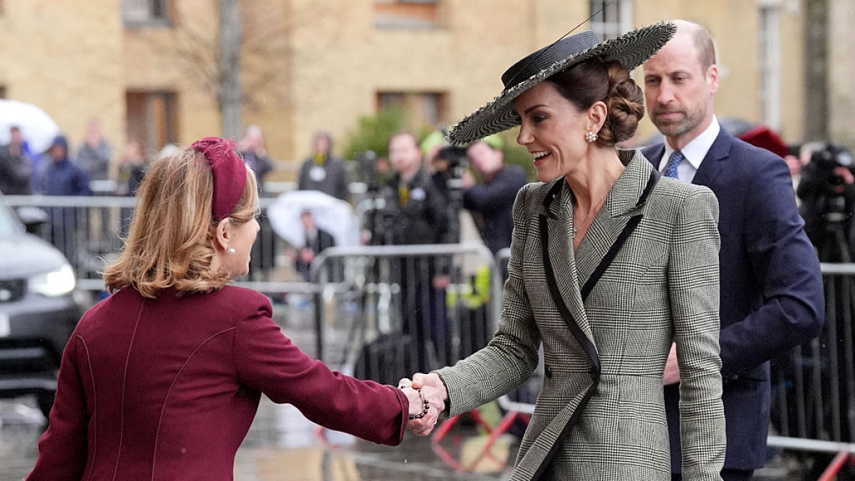 Kate Middleton, maxi cappello e cappotto in Principe di Galles: look elegante e regale per la cerimonia a Canterbury