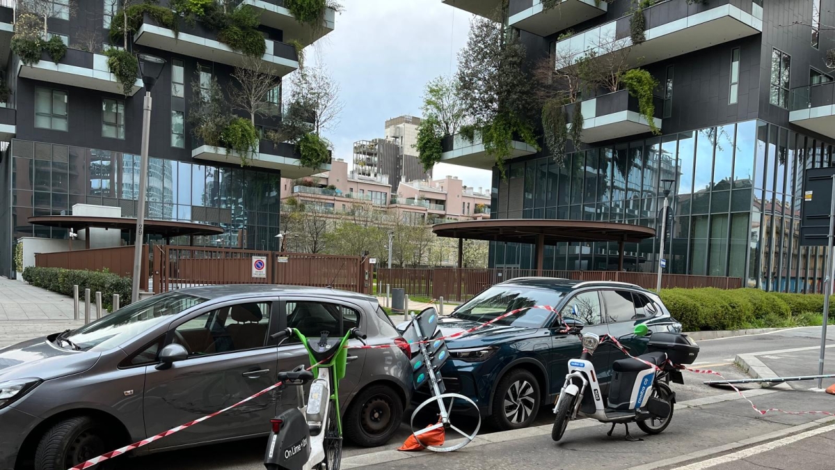 Vento forte, allerta arancione a Milano e in Lombardia: attese raffiche fino a 90 km all'ora. A Varese alberi caduti e danni