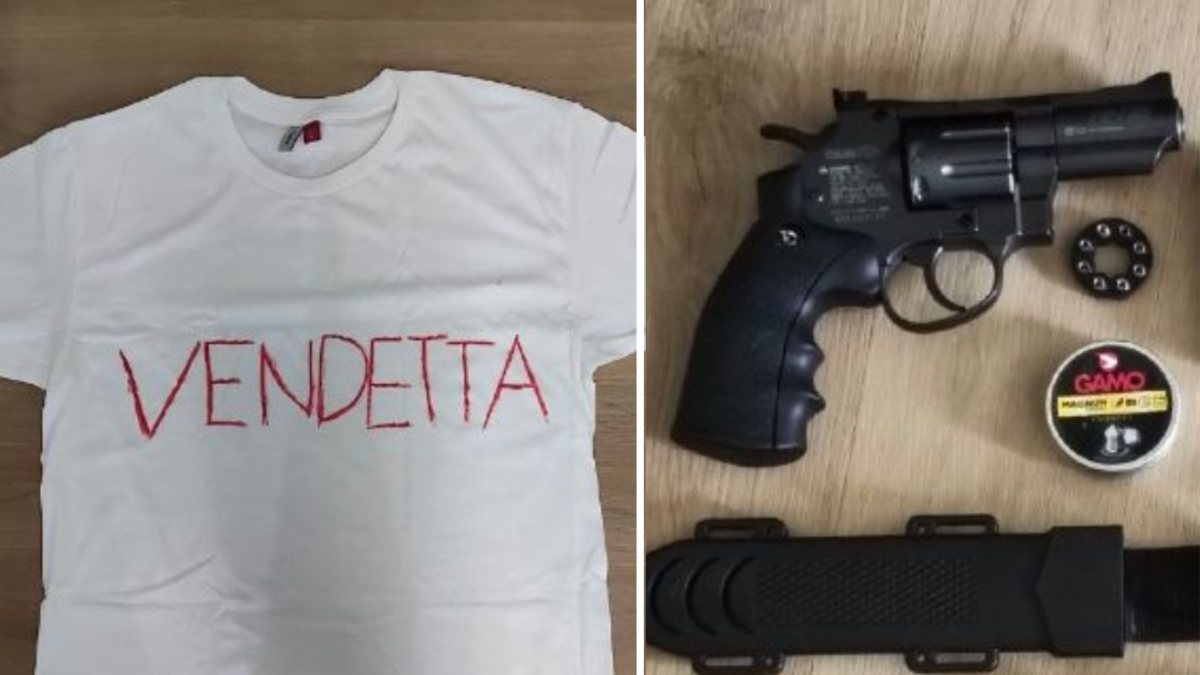 Trescore Balneario, su Telegram il presunto «manifesto» del ragazzo che ha accoltellato la prof di Bergamo: «La ucciderò, nessuna vita conta». Le foto delle armi e della maglietta