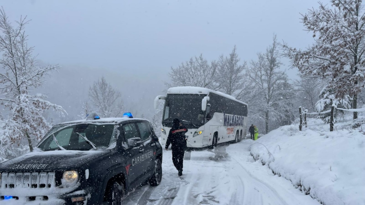 Maltempo in Toscana: neve fino a 40 cm sui valichi, alla Verna bloccato bus con 58 pellegrini. Allerta gialla per valanghe