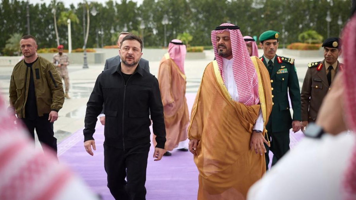 Kiev teme il disimpegno degli Usa, Zelensky: «Vogliono che ceda il Donbass»