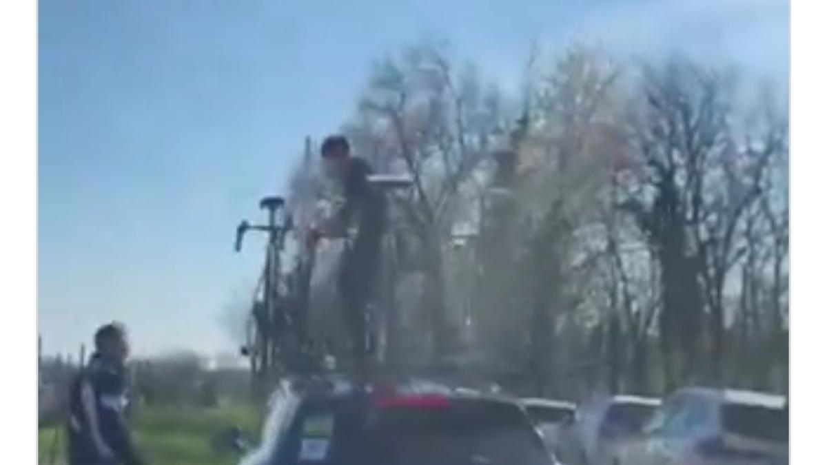 Ciclismo, alla Coppi e Bartali due ubriachi assaltano un'auto della Visma