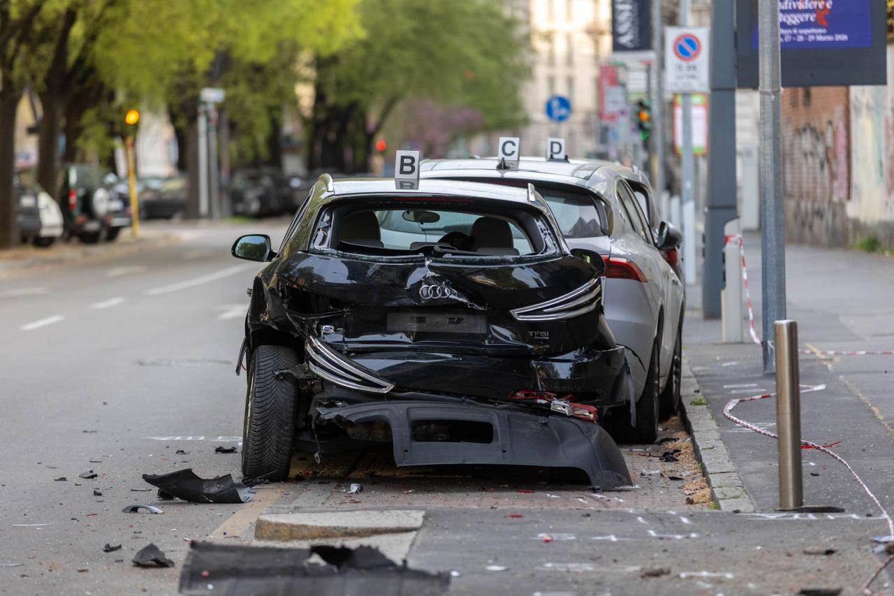 Milano, incidente Porta Vercellina: tre ragazzi si schiantano con l'auto contro le macchine in sosta, grave 21enne