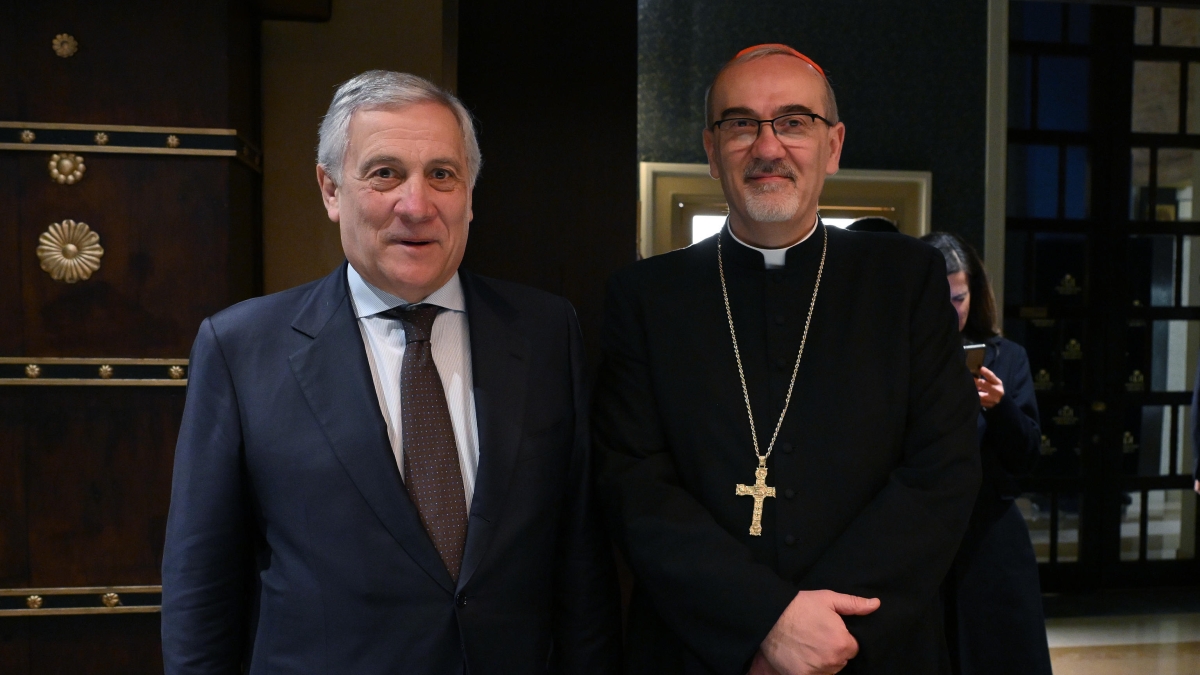 Tajani convoca l'ambasciatore di Israele dopo il caso Pizzaballa. Meloni: «Offesa ai credenti». Macron: «Garantire la libertà di culto»
