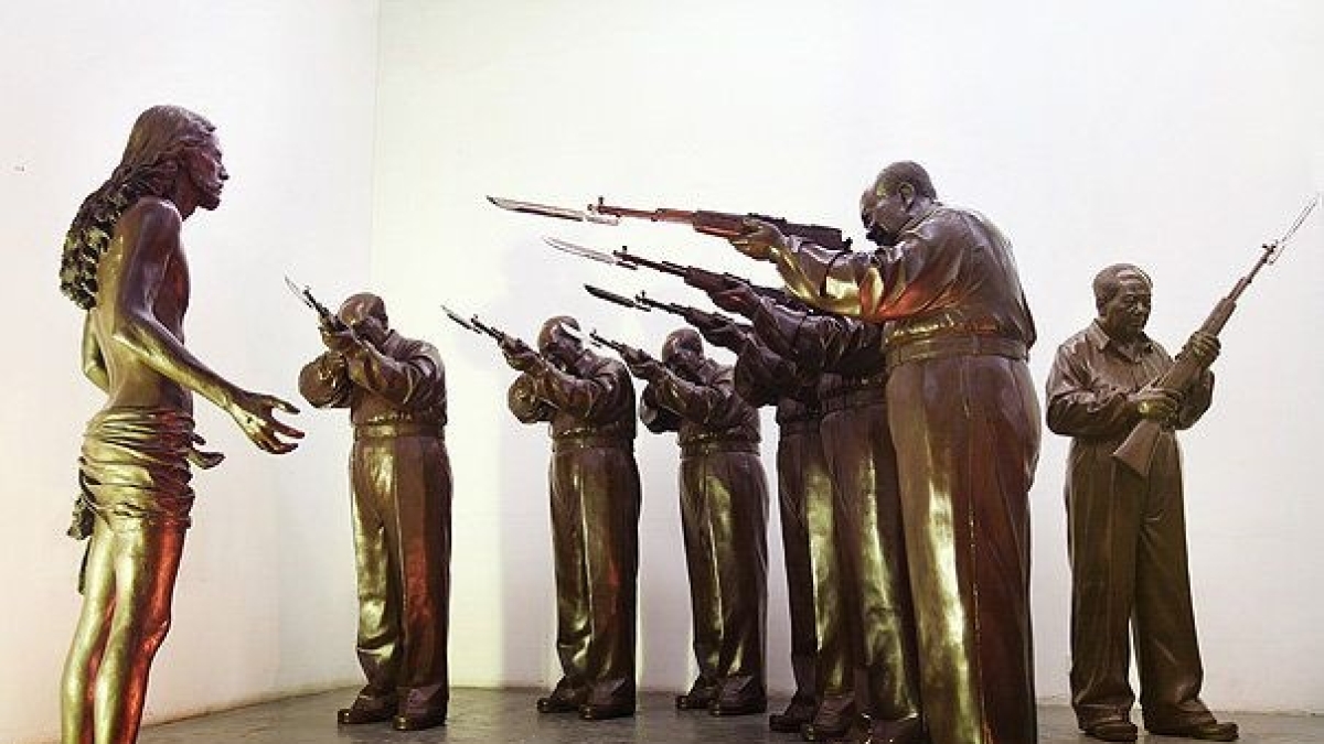 Cina, processato lo scultore Gao per «dissacrazione di Mao Zedong»: lo aveva rappresentato come «fucilatore di Cristo»