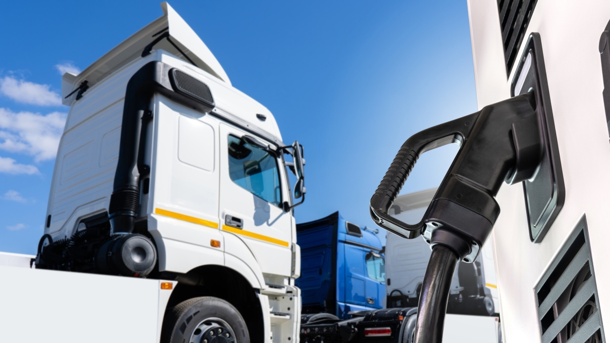 Gasolio sopra i due euro, stop dei tir dal 20 al 25 aprile: i camionisti scendono in piazza