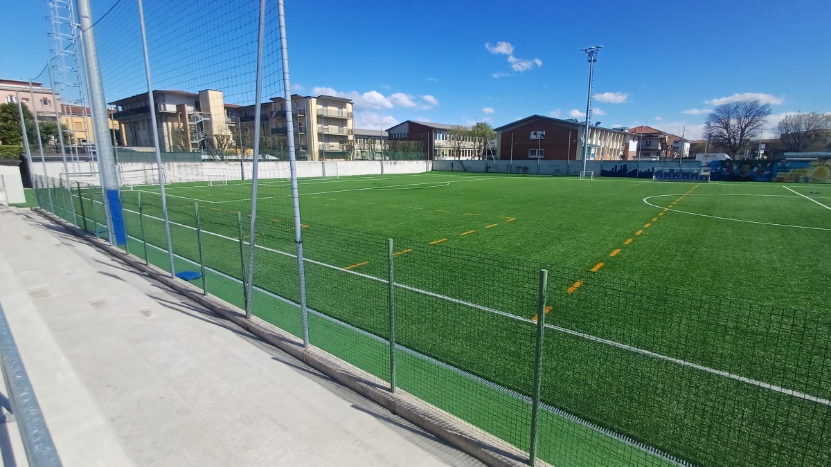 Bergamo, cerca di portarsi via un bambino di 8 anni: arrestato un 29enne pakistano. Il don: «Mai visto prima»