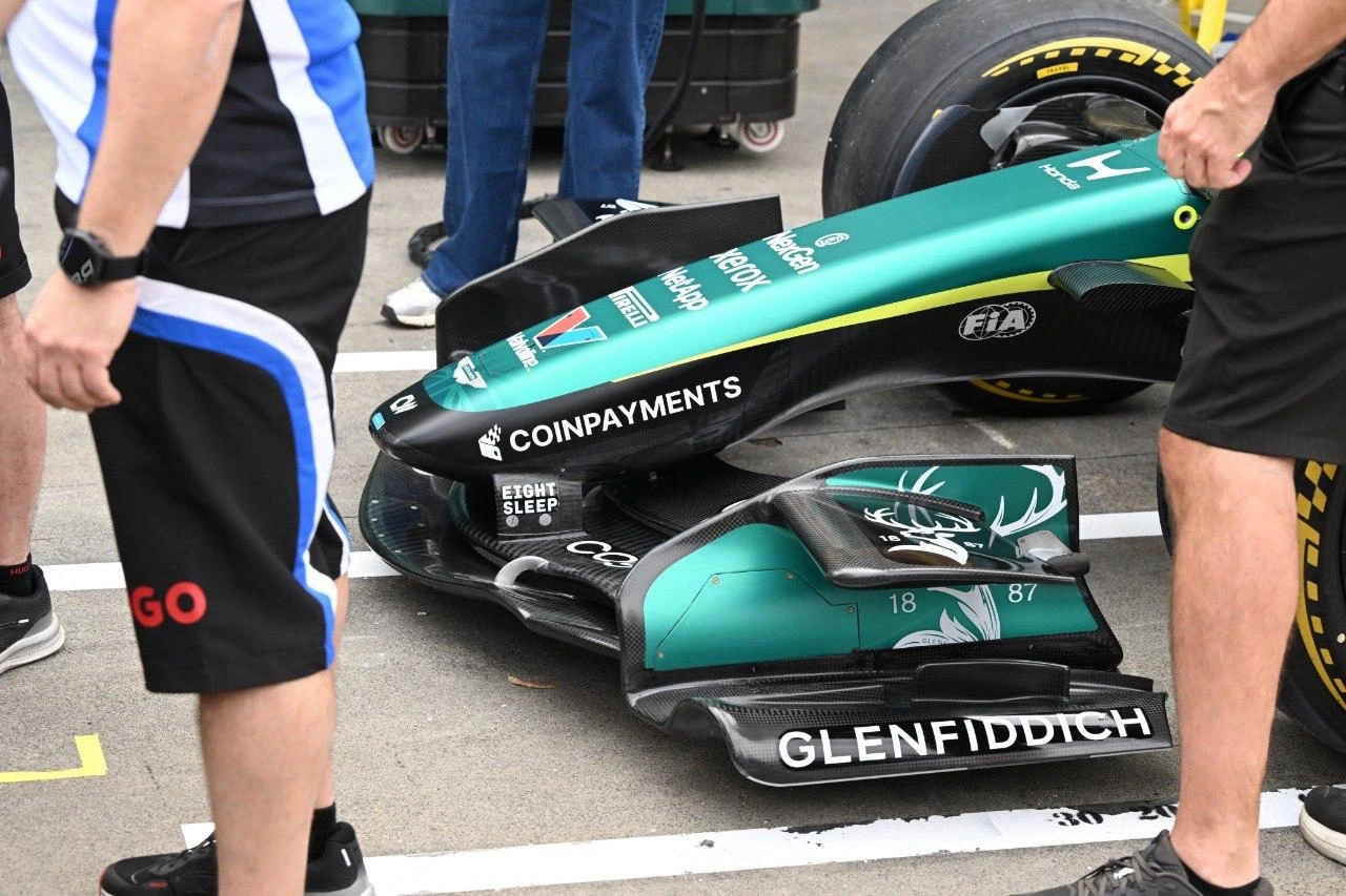 Aston Martin tra emergenza batterie e nuovi aggiornamenti