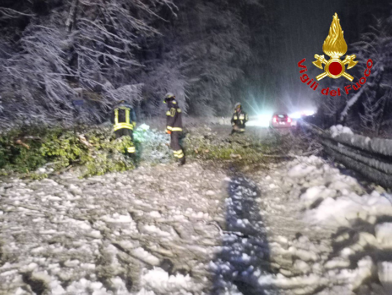 Forti nevicate nel Varesotto: sul posto anche i Vigili del Fuoco di Lecco