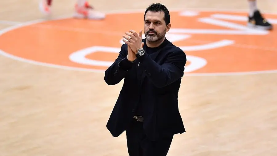 Napoli Basket, fiducia a tempo per Magro: Rizzetta rinvia l’esonero dopo il ko di Cantù